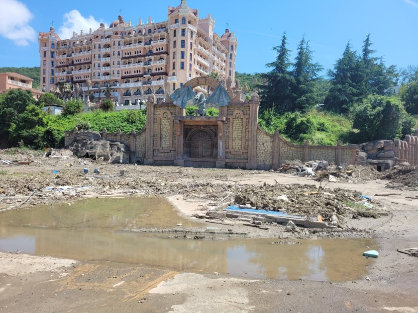 Осем месеца след потопа: &bdquo;Елените&ldquo; се е превърнал в призрачен град
