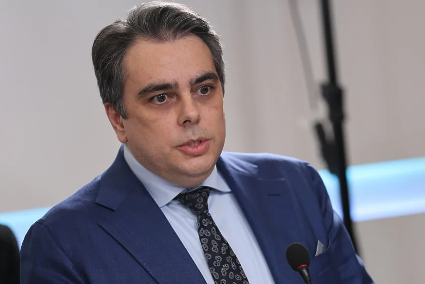 Асен Василев: ГЕРБ ни държаха на постна пица, Радев - на капково напояване