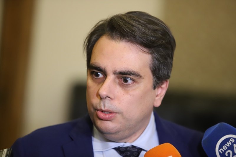 Асен Василев не се стърпя: Е, Гълъб толкова си може 