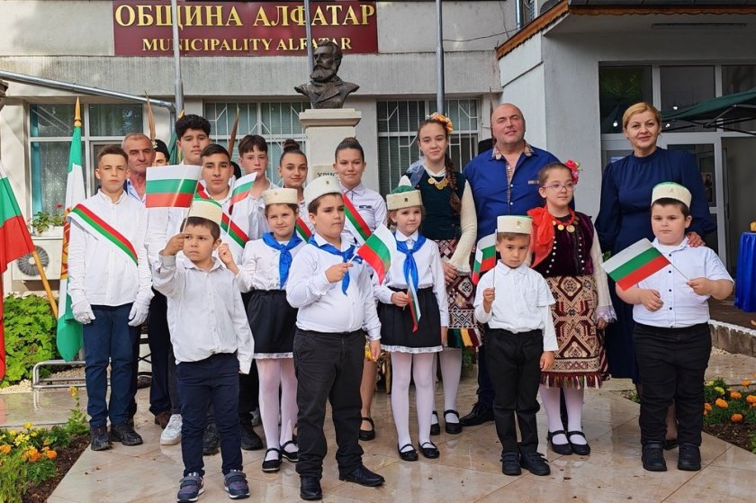 Откриха бюст-паметник на Христо Ботев в Алфатар