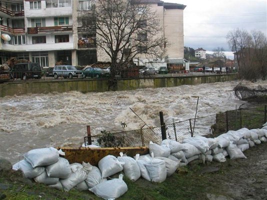 Река Черна заля село Тича, дъжд наводни Прохода на Републиката