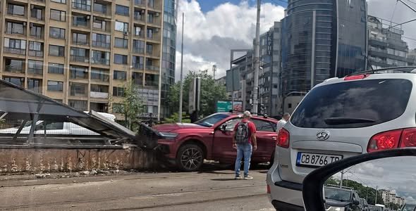 Кола се размаза в подлез на бул. "България" в София (СНИМКИ)