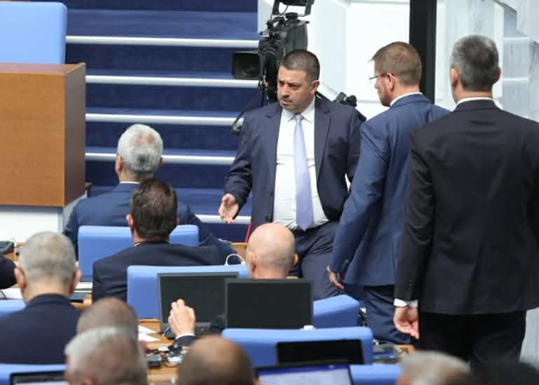 На второ четене: Депутатите гласуваха промените в удължителния бюджет