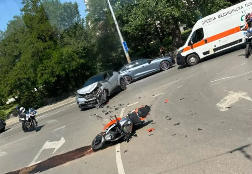 Катастрофа с мотор затапи движението по бул. &bdquo;Черни връх&ldquo; в София