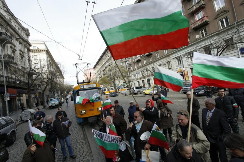 Протестиращи щурмуваха сградата на КЕВР, полицията ги спря 