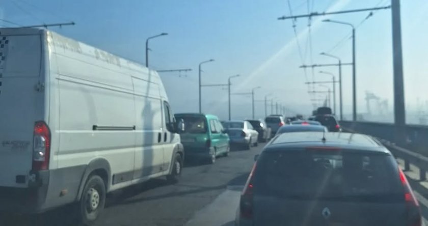 Автобус се запали на Аспаруховия мост във Варна