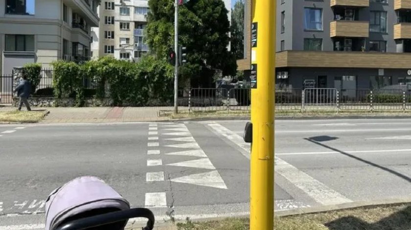 Светофар остави пешеходци да чакат над 10 минути на оживен булевард в София