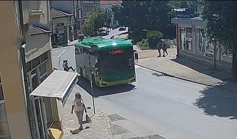 Мъж с дете си счупи крака, след като ритна електроавтобус в движение