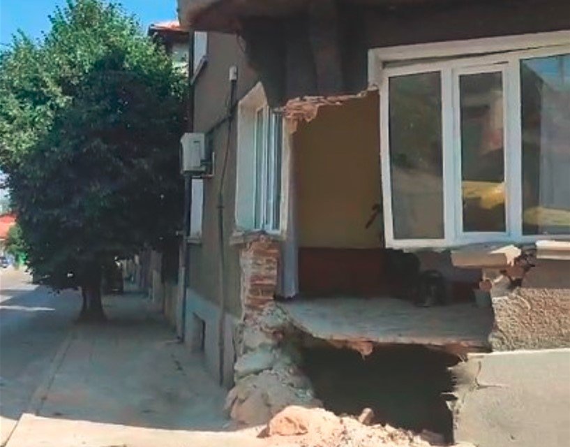 17-годишен шофьор се вряза в къща в Дупница, загина на място (ВИДЕО)