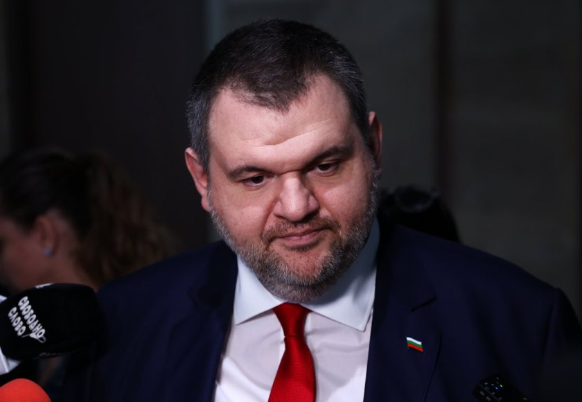Лидерът на ДПС Делян Пеевски обяви, че отстранява бившият шеф