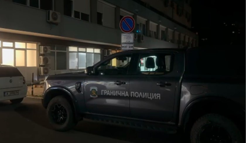 Полицията спипа бус край Бургас с натъпкани 33 полуживи мигранти в него 