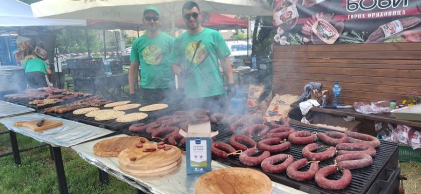 Вкусни мръвки, здрав рок и казан с боб белязаха Празника на горноооряховския суджук 