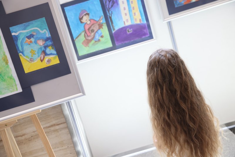 Рисунки на деца-бежанци гледат депутатите от днес 