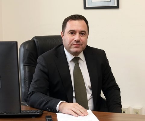 Шефът на КЕВР май е платен от монополистите?
