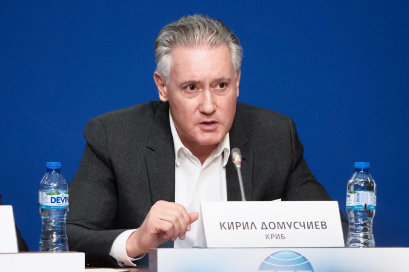 Домусчиев: Държавните служители взимат поне 10% повече от тези в частния сектор