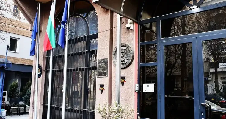 Първо в Lupa.bg: Запалиха коли на посолството ни в Скопие