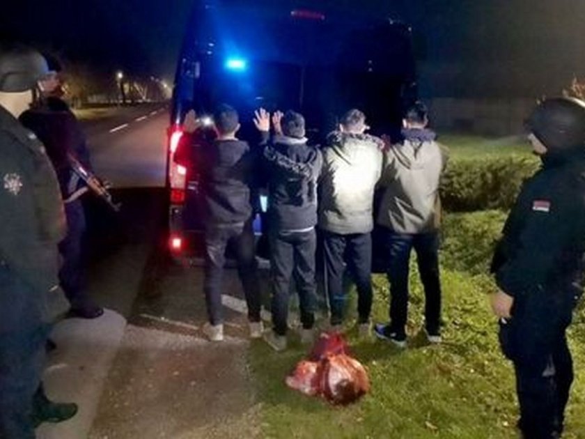 Полицията спипа бус край Бургас с натъпкани 33 полуживи мигранти в него 