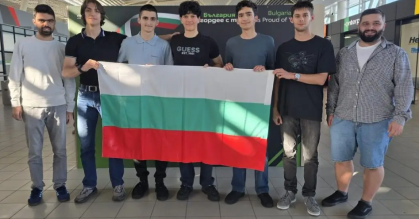 ЮНАЦИ: Наши деца се върнаха с 4 медала от олимпиада по физика 
