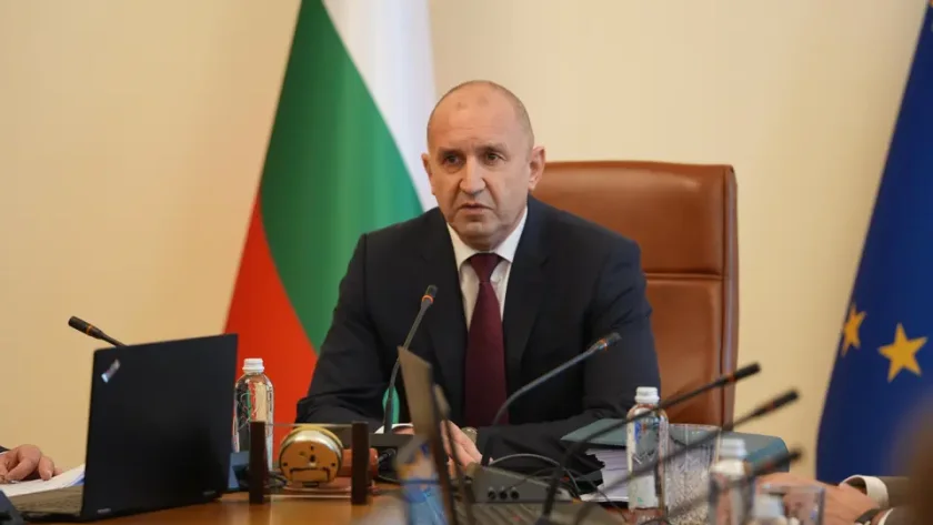 Радев обеща: Няма да понижаваме нито с евро доходите на работещите