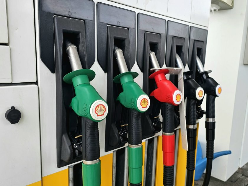 Петролът падна под 75 долара за барел 