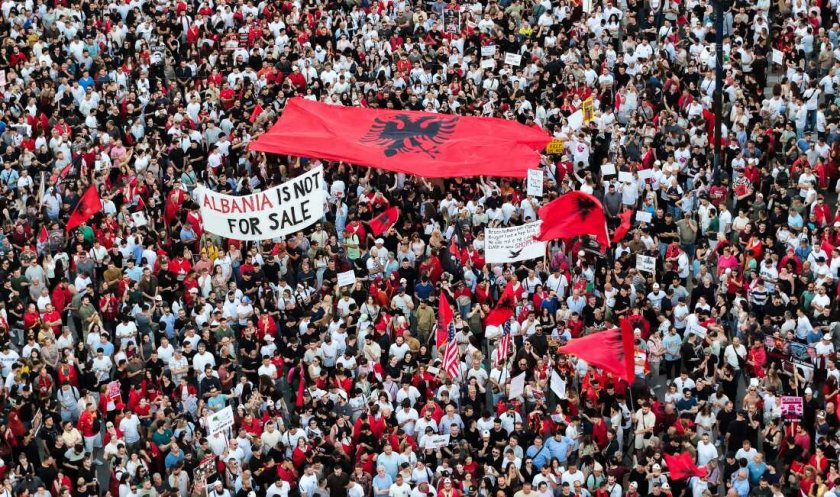 250 000 протестираха в Тирана срещу застрояване на крайбрежието от фамилията Тръмп