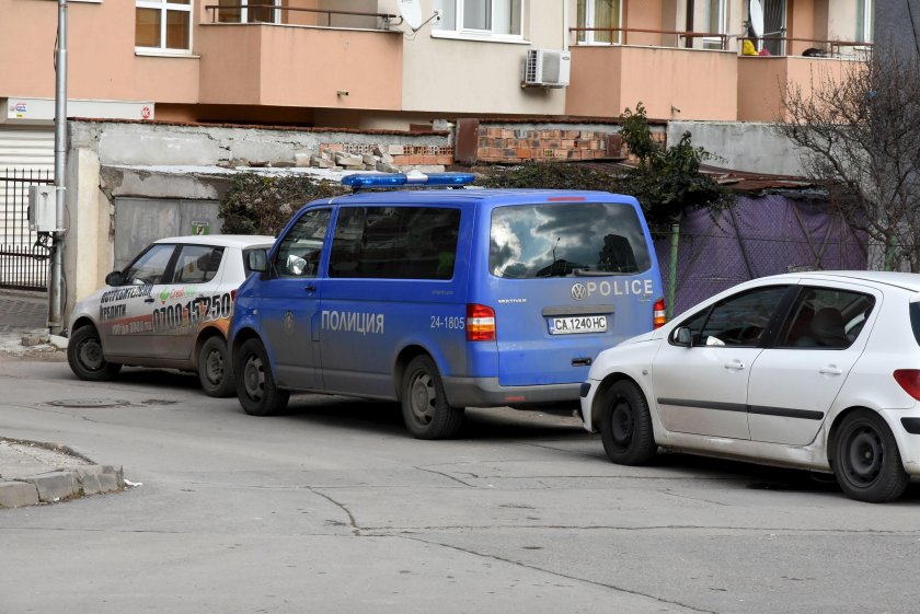 Полицаи от Кюстендил са иззели документи от офис на жена,
