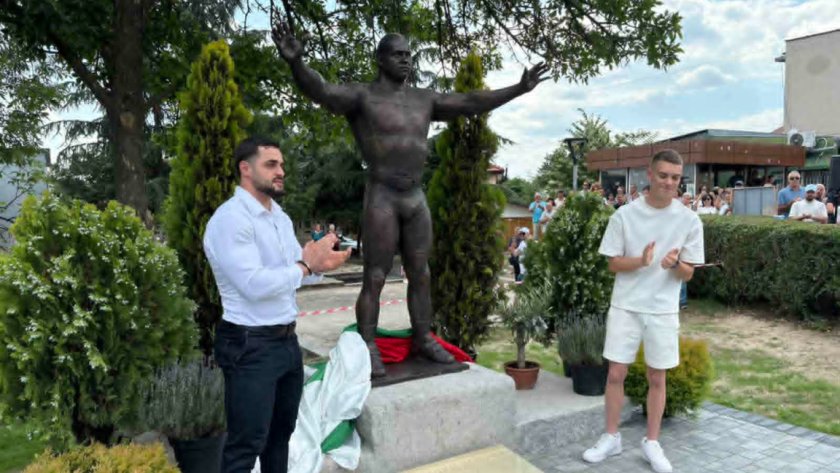 Откриха паметника на Милен Добрев в родната Житница