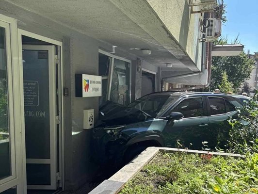 Кола се заби в дентална клиника в столичния квартал "Лозенец"