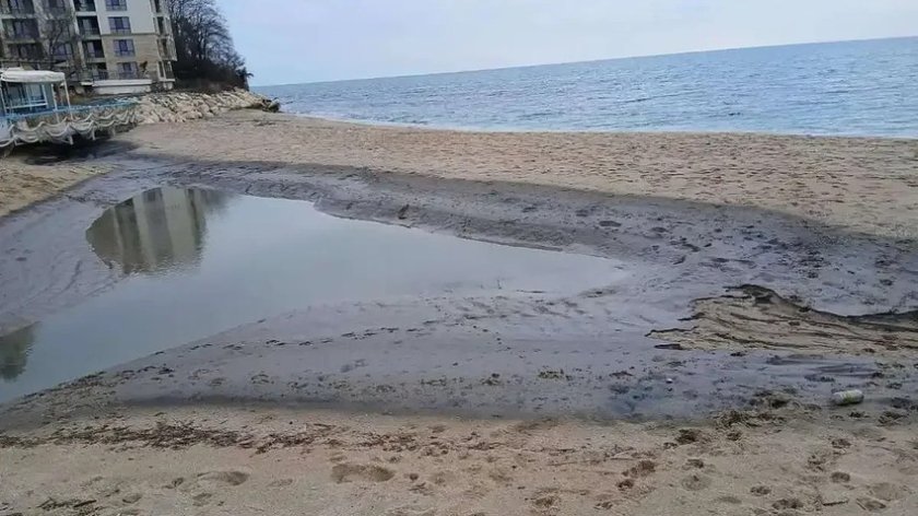 Мазутно чудовище се разля по плажовете на Черноморието