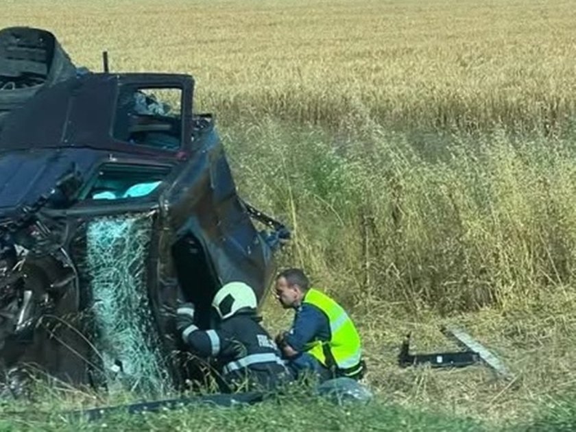 Джип изхвърча от магистралата, вадиха шофьора през тавана (СНИМКИ)