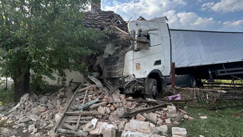 Тир се вряза в къща в Монтанско