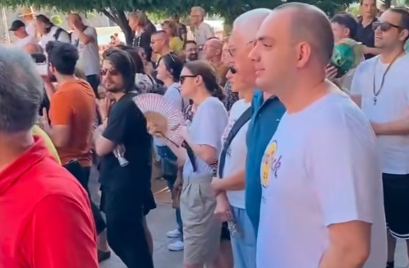 С викове Оставка! и Тук не е Москва започна първият протест