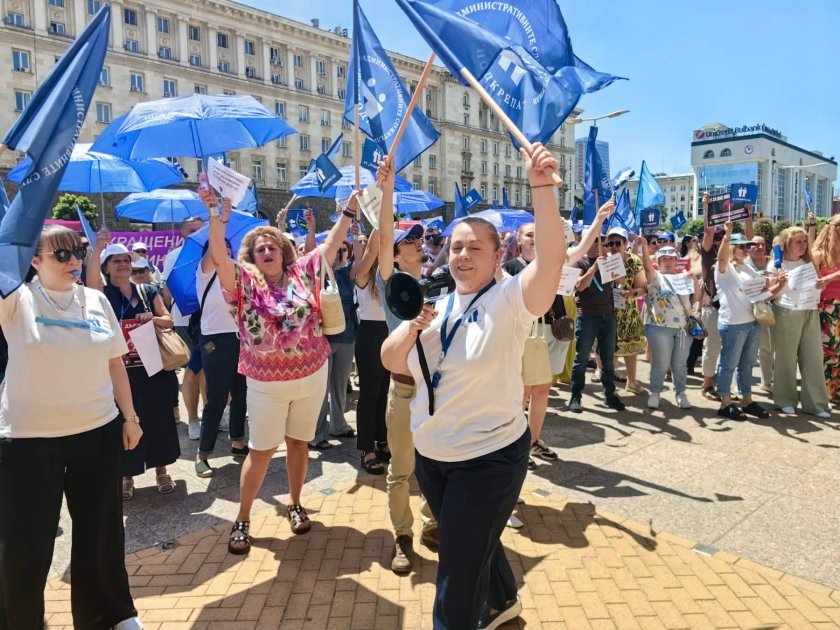 Синдикатите "обесиха" държавния служител пред МС 