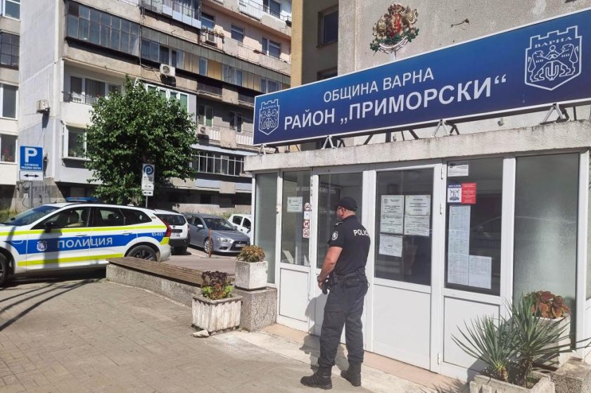 Задържаните служители на район &bdquo;Приморски&ldquo; са знаели, че няма сграда, но са издавали удостоверения за търпимост