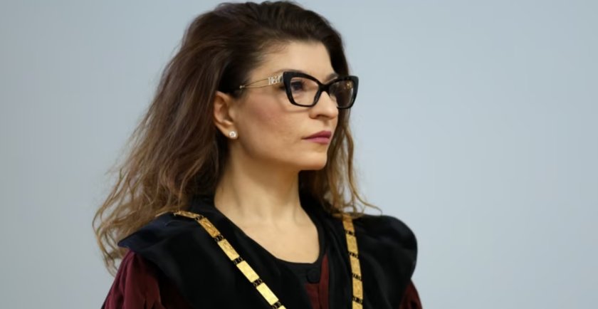 Десислава Атанасова обяви, че не е летяла с Пеевски до Дубай 