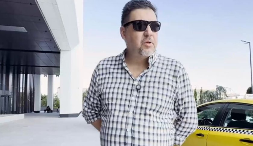 Нагъл таксиметров шофьор снима клиентите си и трупа лайкове на техен гръб