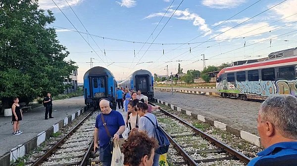 БДЖ-дебили: Влакът за Лом тръгна без пътниците (ВИДЕО)