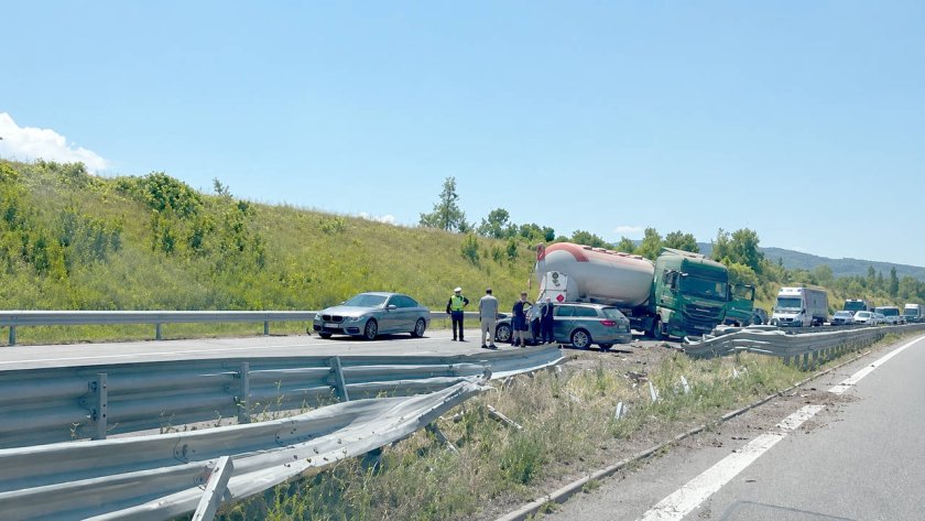 Част от мантинелите у нас задържат автомобили само до 1500 килограма