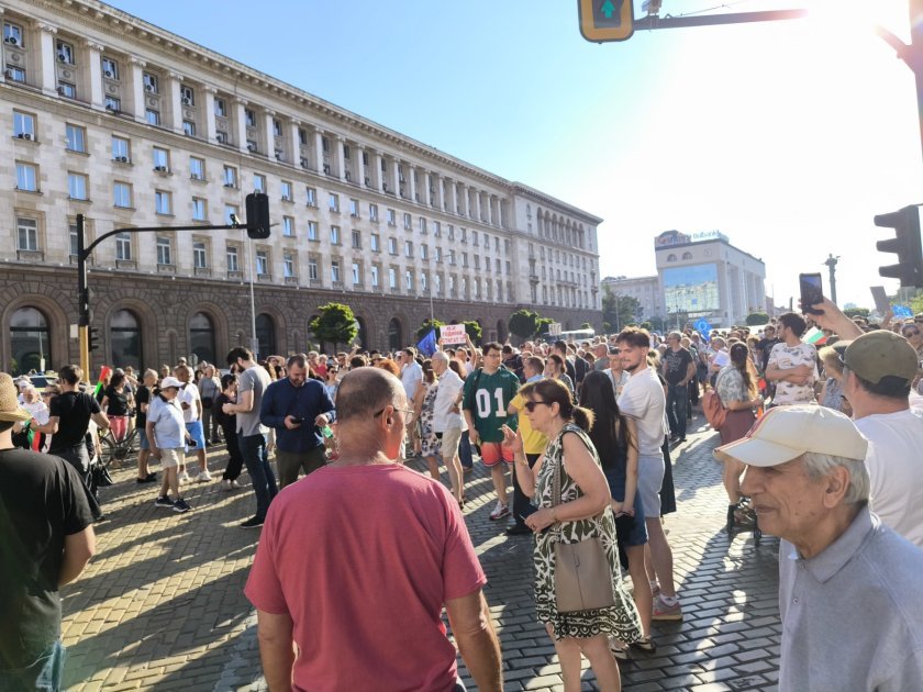 "Тук не е Москва": Хиляди се събраха на първи протест срещу Румен Радев (ВИДЕО)