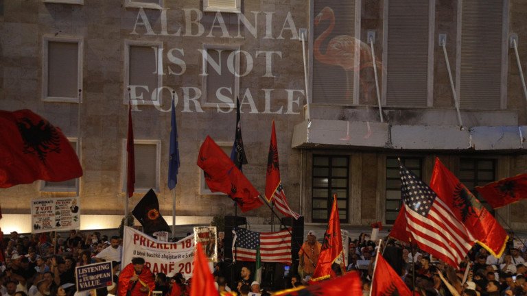 Протестите в Албания ескалираха, арестуваха шестима 