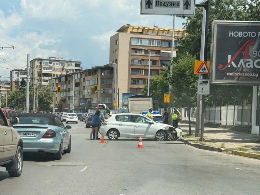 Катастрофа до Румънското посолство в София блокира движението