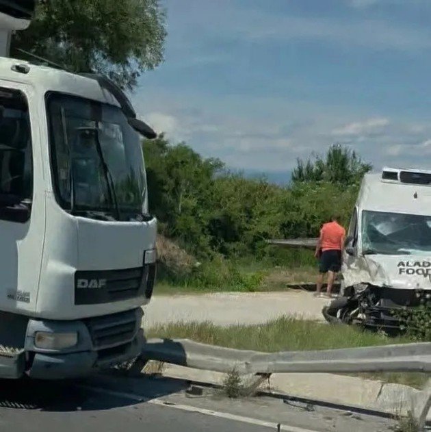 Камион и бус се блъснаха в Пловдив