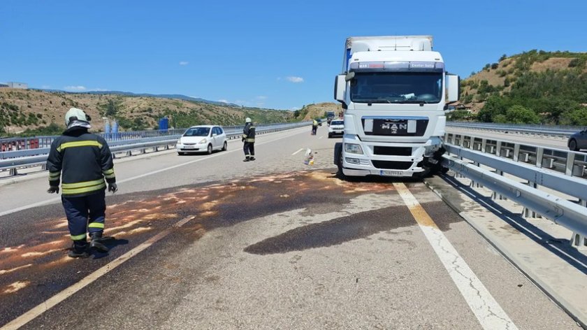 ТИР катастрофира и разля гориво по АМ "Струма" край Логодаж