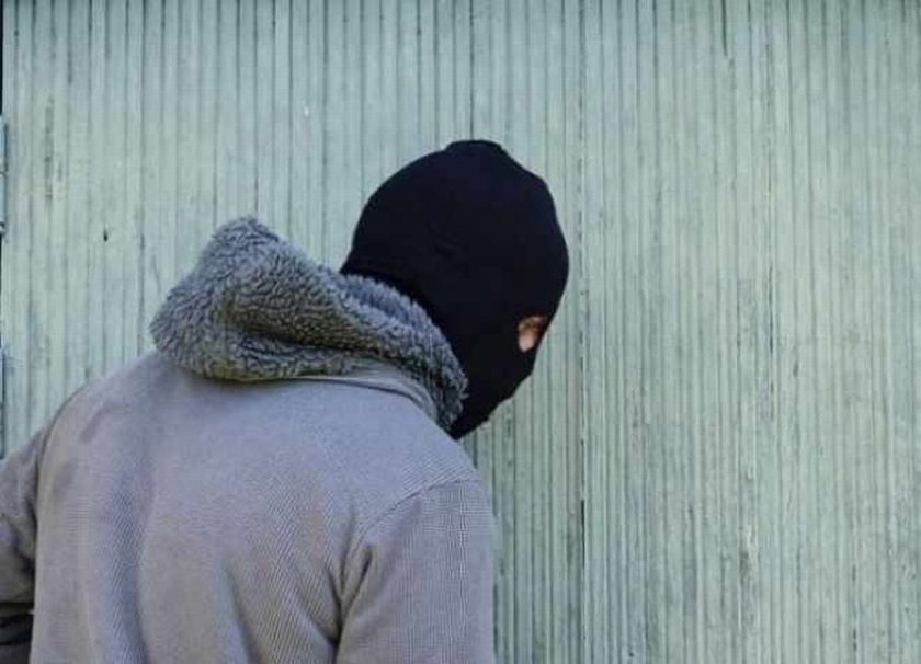 Издирват бандит, опитал да задигне банкомат във Вълчедръм