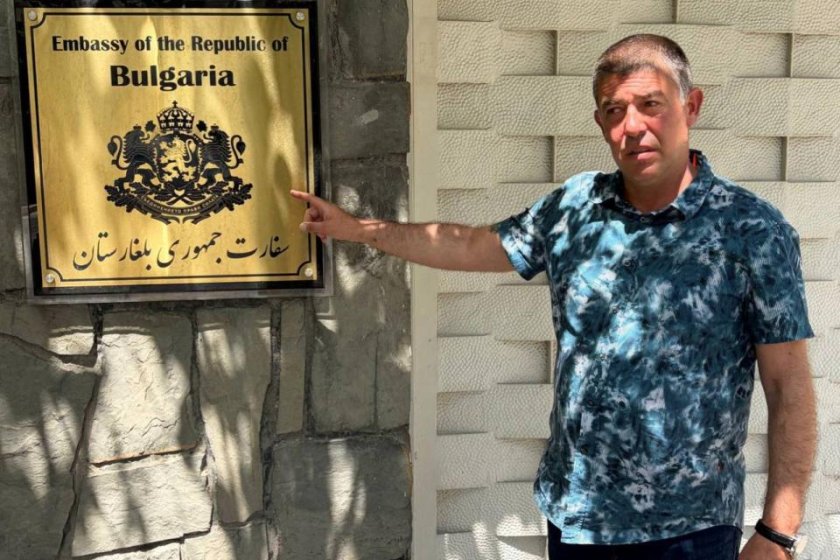 Копейката Страхил Ангелов коленичи пред трупа на аятолаха 