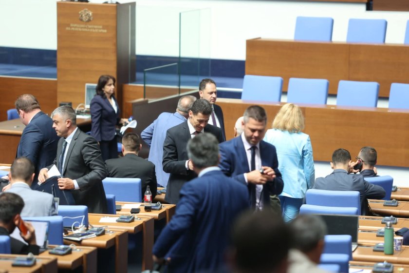 С шеги и закачки: Бюджетът на ДОО мина на първо четене