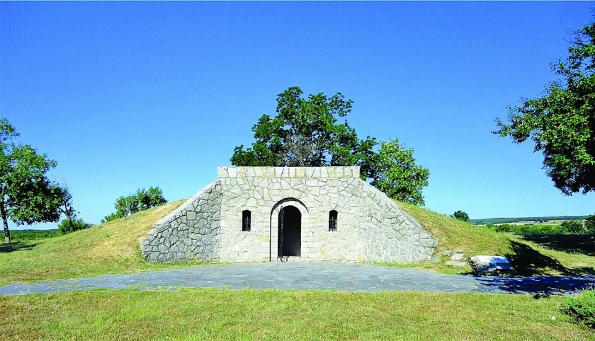 Гробница пази римска тайна край Хисаря (СНИМКИ)
