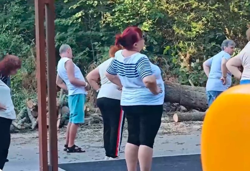 За пример! Възрастни хора в Димитровград тренират в парка безплатно с професионален треньор
