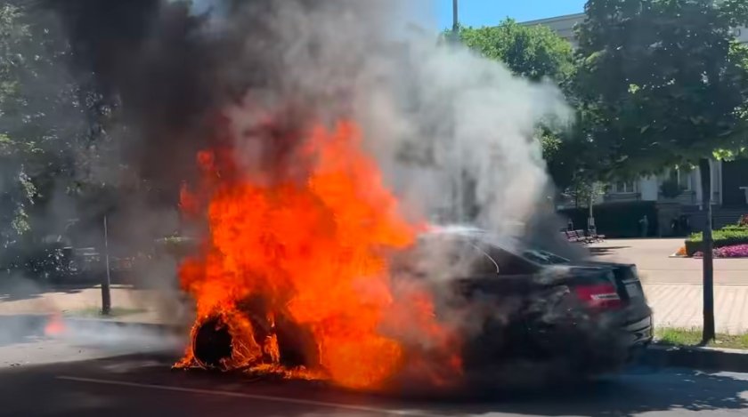 Автомобил лумна като факла пред Националната библиотека в София (ВИДЕО)