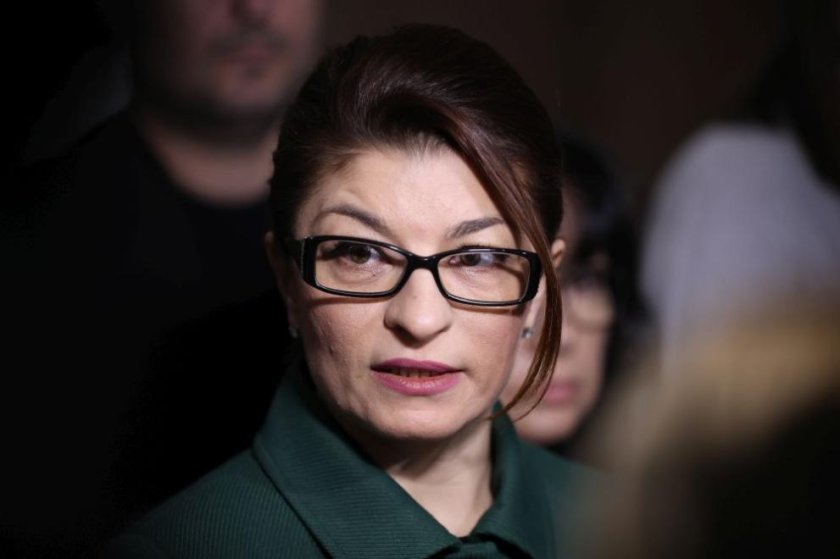 Атанасова за справката с полетите: Екселска таблица с невярно съдържание